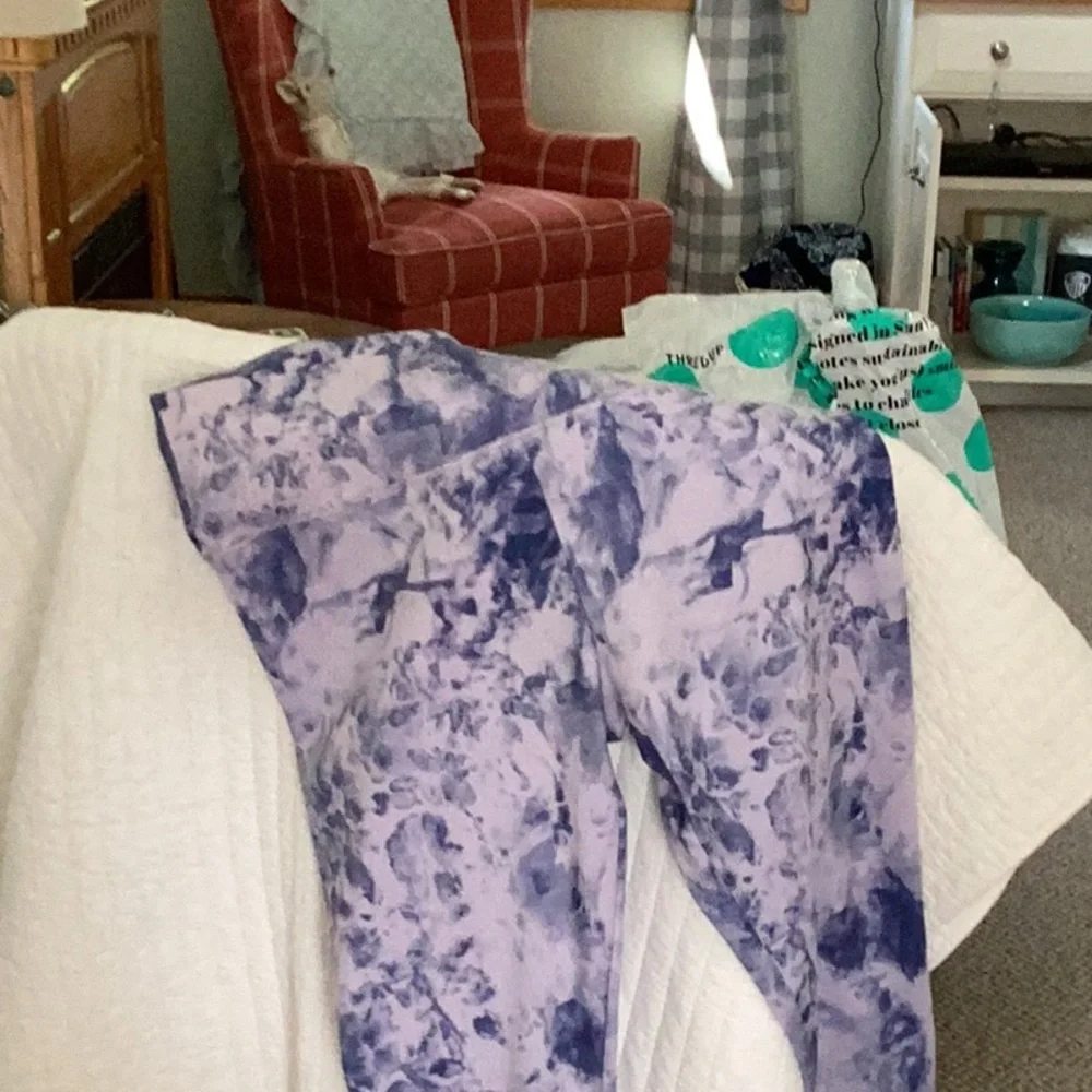 Balance Collection leggings. - Picture 2 of 5